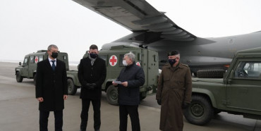 Латвія передала українським військовим легкоброньовані медичні автомобілі